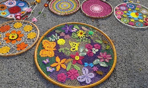 Ada yang gemas lagi nih di sini selain mural. Crochet super gemas dari komunitas rajut kejut. Cantik-cantik banget ya? #TamanHolcim #TamanAspirasi #TamaPandangIstana #JakARTspirasi #clozetteid