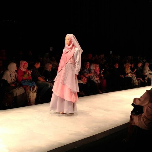 Spotted this look @muslimfashionfestival Day 2. Karya temen-temennya @inggabia  yg unch unch kusuka✨

Makin hari memang perkembangan modest wear makin kece ya! Dan ini hasil studentnya @islamicfashioninstitute pastinya pada seneng banget hasil karyanya bisa jalan di runaway. .
Someday ku juga ingin belajar di @islamicfashioninstitute 😊💕
My passion for fashion still on my most to do list! Mari belajar basic dulu👗

#clozetteid #modestfashion
#modestwear