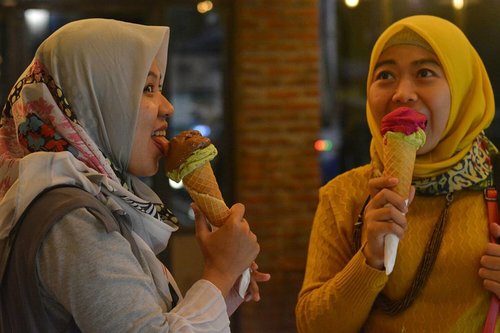 Without ice cream there would be darkness & chaos🍦🍦🍦 - Don Kardong
.
And my love for ice cream will never end! #throwback #jogjatrip di #tempogelato bareng sister @gulanyagulali 😘😘😘 . .
.
Sedikit cerita, di #ifajogjatrip kali ini udah fix jadi team #iltempodelgelato garis keras😂😂😂 Dalam 2 hari berturut-turut ngeskrim di 2 tempat berbeda. Pusat & cabang. Jakal & Prawirotaman Malem-malem lagi😂😂😂
.
Tempo Gelato udah khatam, di #visitjogjakarta
Selanjutnya mari mencoba gelato kece lainnya di jogja rekomendasi mak indjul @indahjuli😎😎
.
📷📷📷: Difotoin siz @lisna_dwi #lisnamotret & bride to be @inggabia ❤❤
.
#clozetteid #ggrepfoodie