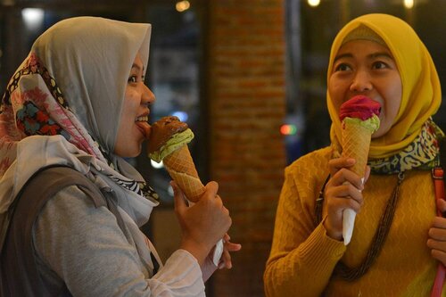 Without ice cream there would be darkness & chaos🍦🍦🍦 - Don Kardong
.
And my love for ice cream will never end! #throwback #jogjatrip di #tempogelato bareng sister @gulanyagulali 😘😘😘 . .
.
Sedikit cerita, di #ifajogjatrip kali ini udah fix jadi team #iltempodelgelato garis keras😂😂😂 Dalam 2 hari berturut-turut ngeskrim di 2 tempat berbeda. Pusat & cabang. Jakal & Prawirotaman Malem-malem lagi😂😂😂
.
Tempo Gelato udah khatam, di #visitjogjakarta
Selanjutnya mari mencoba gelato kece lainnya di jogja rekomendasi mak indjul @indahjuli😎😎
.
📷📷📷: Difotoin siz @lisna_dwi #lisnamotret & bride to be @inggabia ❤❤
.
#clozetteid #ggrepfoodie