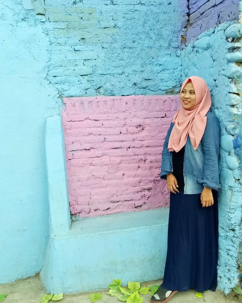 Pastel mood. My fav #ootd spot at #kampungwarnajodipan ❤💙
.
.
.
.
#ifatraveldiary 
#ggrep 
#clozetteid 
#ootdifa 
#exploremalang 
#hijabtravellers