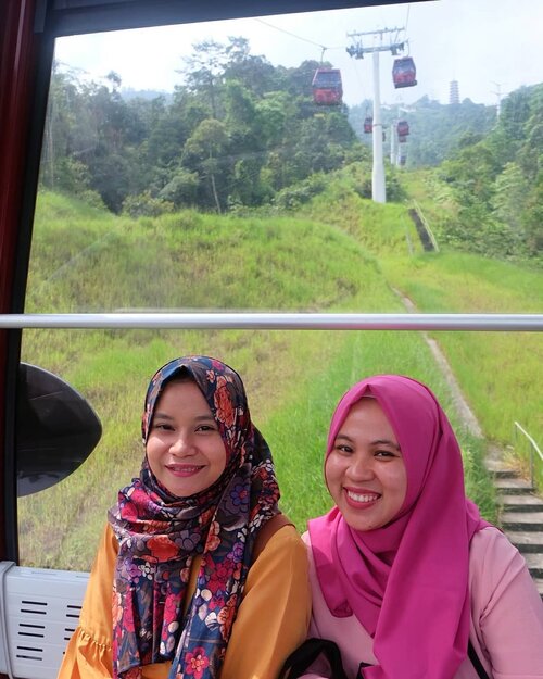 Hello from awana skyway/ Genting cable car🚡🚠..10 menit yang menarik karena ngeliat view dari ketinggian🏞⛰️Bedanya kalau cable car warna hitam yang lantainya kaca. Sementara yg merah yg standar. Tetep oke, kok...Tapi ya kalo ke genting yang paling menarik sih Genting Highland Premium Outletnya ya. Apalagi pas banyak diskon #tetep ..Tips dari aku kalau ke Genting mending dari pagi sampai malam. Biar puas. Dan jangan lupa bawa 💸💸💸💰💰💰💰 yang banyak. Potensi khilafnya tinggi beb...Paling enak ke genting naik aero bus dari KL sentral. Lebih hemat & sepaket sama tiket skywaynya...I'll be back, genting! Trims udah jadi motivasiku buat bekerja lebih giat💪💪💰💰......#genting #gentinghighland#ifatraveldiary #ifaKLtrip #cablecar #clozetteid #ggrep #visitmalaysia #visitgenting #gentinghighlands #gentingcablecar #exploremalaysia