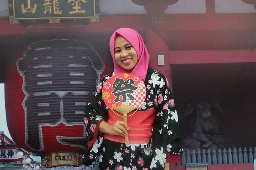 Seruuuu banget si acaranya. Kudu banget ke sini gengs!Btw ini yukata apa kimono ya namanya? Bingung aku tuh. OTSnya 40k bisa keluar masuk ko asal dicap. Buat sholat biar nyaman better di fx aja yah! Naaah kalo besok ada @raisa6690 sama @isyanasarasvati😍Hihiw @jktjapanmatsuri day 1 ditutup sama performnya @andienaisyah & @akb48 Suppa duppa cool performance🎶💖💖.Banyaaak banget makanan, enak dont worry gengs! Mesti coba banget octopusnya!! Buat yang suka souvenir jejepangan or anime juga banyak koo! Tinggal dipilih-dipiliih. Btw cash only yaah.Perut kenyang, hati senang deh! Banyak games seru pula! .Had so much fun today. See ya tahun depan!😎 @jktjapanmatsuri.#JakJapanMatsuri2018 #IndonesiaJapanMusicFestival#AKB48 #approvedbyifa #ggrep #clozetteid