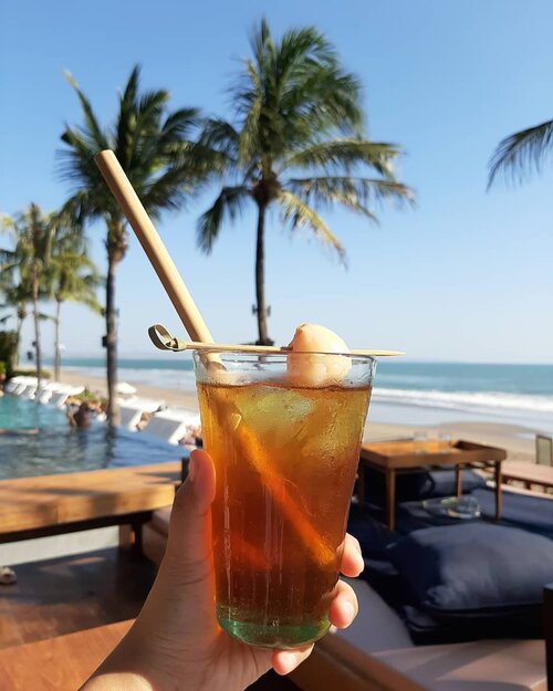 Mood: minum lychee tea di pinggir pantai sambil leyeh-leyeh🏝.Btw sedikit tips agar supaya tidak otw misqueen kalo ke beach club: cabut sebelum jam 5. Karena bengong-bengong sambil rebahan pas sunset itu mahal. Ya tapi cantik banget sih pasti😂🤣......#thebalibible #balibible #ifatraveldiary #ifabalitrip #ClozetteID #ggrep #potatohead #explorebali #ifafoodjourney #balilife #potatoheadbeachclub #hijabtravellers #foodgram