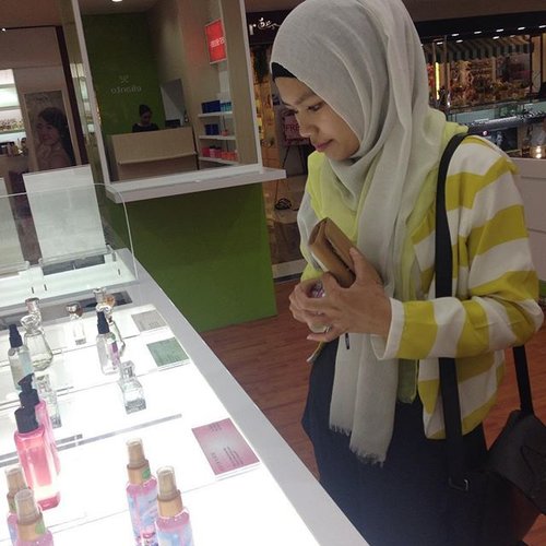 When shopping always make a girl crazy 💄💃🏼🙌🏻 #candid #ootd #hijab #hijabers #selfie #clozetteID