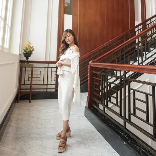 Layering my white top with white outer is my new thing. Love how my ootd for @clarinsclub.id event and the ambience  blends well. ❤
__________
#KerStyle 
__________