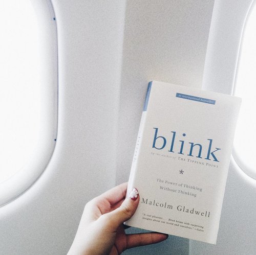 Finally, current favorite. It's time to stand a little firmer on your instinct.💫 #blink #malcolmgladwell #entertainment #book #lifestyle #clozetteid