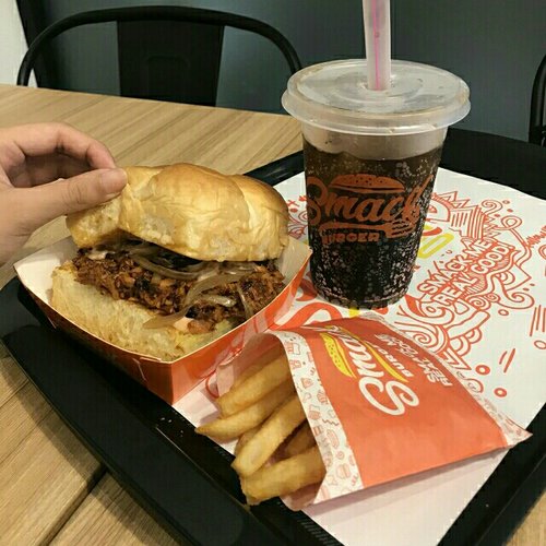 This burger from @smackburgerid is currently in one of my top list right now. So tastyyy, for buger loves out there you must give it a try!  😜😚