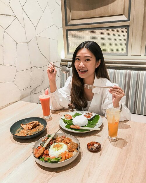 TASTY GIVEAWAY! ❤ (Voucher makan for 3 winners)
.
 Tbh, it was my first time tasting @taliwangbali food and i'm a satisfied customer !  Servicenya super cepet dan bagus (fyi, aku disini pesen makan sendiri, gak janjian, jadi ditreat as usual customer yah ).
.
Kaget, platingnya bagus dan makanannya? Tidak mengecewakan lidah orang indo (im  too picky dan cuma suka beberapa makanan indo).
.
 Tapi ini, enakk... Rasanya bumbunya pas meresap sampe daging, dagingnya empuk, rempah2nya juga ga berlebihan JUST RIGHT HAHAHA 😌😌 Jusnya juga impressive, biasanya kalo makan jus di luar rasanya terlalu manis dan gak kaya 'buah' beneran. Ini approved 👌
. 
Nah, aku skrg bukan cuma mau review, but id love to share this tastiness with you guys! --- Join the fun! Here's how:

1.	Follow @taliwangbali dan akun aku @kerenejesicaa 
2.	Like 5 postingan terakhir @taliwangbali & @kerenejesicaa 
3.	Sebutkan alasan kenapa kalian mau cobain masakan Taliwang Bali, mention 3 orang teman + hashtag #TaliwangBali .
.
Goodluck and taste the delicacy! 😋🍴🍖🍛
#giveaway #giveawayindo #food #foodblogger #foodreview #foodie #clozetteid