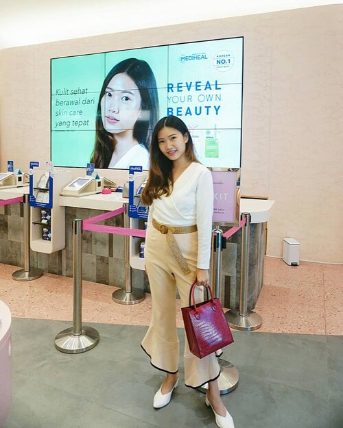 All thanks to @mediheal_idn & @sociolla , made it on "Big Screen" 😂❤✨ I actually had the real enjoyment of sheet-masking, make-over by MUA, and photo session with @sweet.escape
.
.
.
Such an enticing event to remember! huahaha i also got to do skin-check and it resulted that my face needs extra hydration on the t-zone and the rest is fine (normal). Not to mention, using my all-time fav sheet mask from ;@mediheal_idn 's IPI 
#RealMeRealSkin