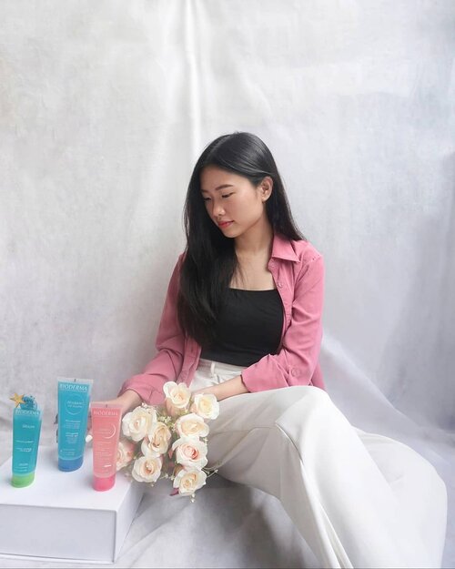 These #GentleCleanseandProtect @bioderma_indonesia Products that i've been reviewing on: 1.   Bioderma Sensibio Gel Moussant (Soothing Micellar Cleansing Gel)  Suitable for sensitive skin, the major difference is they contain no fragrance at all. 2.   Bioderma Sebium Gel Moussant It slightly has fragrance on it,  but considerably very light. The gel texture is similar to the pink one.. My combination skin loves it. 3. Bioderma Atoderm Gel Douche (Ultra-gentle Shower Gel)  When they say Ultra-gentle, this is one of the most gentle shower gel ive tried for sure.... 👌For the verdict,  more on my blog coming up! _#BiodermaIndonesia #BiodermaXClozetteIDReview #ClozetteID