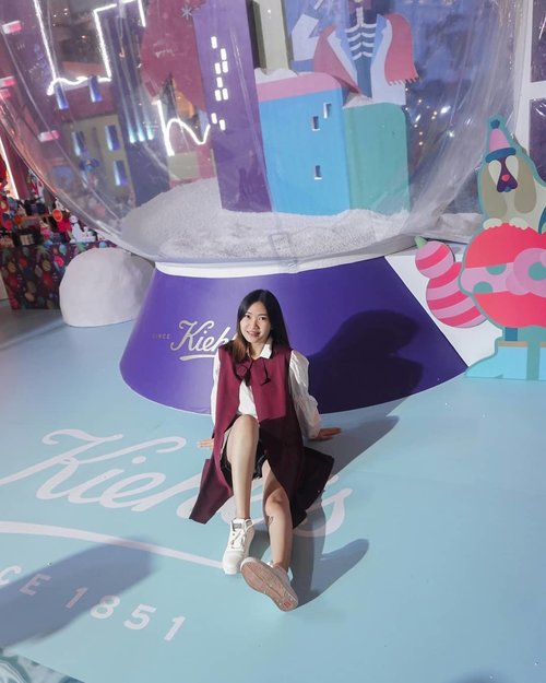 The snow globe behind me, you can play and takes un-ending boomerang inside, believe me HAHA. Swipe left, you'll see this super cute installation only at @kiehlsid Holiday Celebration until tomorrow, 30 Nov '19. You can also get some free products just by sharing your moments here, skin-check & free consultation! 🎁🎉____#KiehlsHoliday  #KiehlsID  #KiehlsxClozetteID #ClozetteID @clozetteid