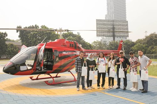 Our mandatory pic in front of the helicopter sums up all incredible feelings 😍 . I and the other 6 winners of CNN Surprize Periode 1 ❤
_
 I know some of you might be wondering why i traveled Jakarta by helicopter ride a few days ago ( Ngapain ker, kok bisa?!) Therefore i finally made a post regarding to my delighting helicopter journey that definitely answers your confusion.

Thank you so much @cnnindonesia @helicityindonesiafor making this happens, hop onto my blog to read further! 😁💛✨
.
.
.
.
.
.
#travel #travelling #jakarta #cnnindonesia #lifestyle #cnnindonesiasurprize #cnn #clozetteid #clozetter #indonesia #beautifulindonesia #wonderfulindonesia #trafficfree