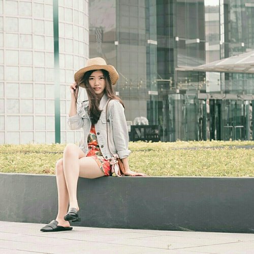 Me, In front of this commercial Millenia Tower with 41-storey skyscraper at Marina Centre. Quite amazed that all units have panoramic views of Singapore. 🌆❤ (featuring mi current fav hat from @minisosg ) #kersootd #kerinsg #clozetteid 