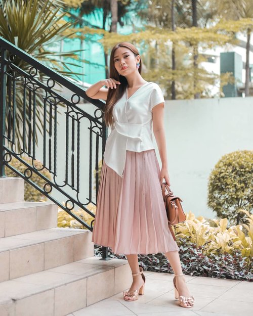 No matter the amount of times you have felt lost, you have been blooming all this time. Far beyond what meets the eye. @morganharpernichols ✨ 
__
Featuring My Staple Piece from @magdalene_id It has really good fabric and cutting as well. 🙌
and Super Flowy Pleated skirt from @_bobobobo_ 😘
_
#MagdaleneBabes #KerStyle
