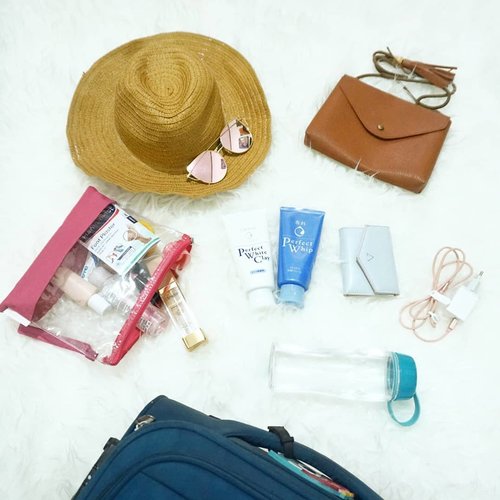 #travellingwithsenka If you have already read my blogpost or ig post of these senka perfect whip and white clay, you'd know how great those two and great news that it's officialy sold in @sociolla ! 💙_Here's my travel kit for holiday esp when i go out of town or country,- Hat (how i love taking pictures with hat)- Sunglasses ( if the weather isn't friendly or only to take photos, again 😂)- Cleansing foam ofc ( Currently loving these products)- Wallet - Small bag- Charger ( a must, i don't own any powerbank right now because i hate how it slowly breaks down my phone)- Transparent pouch for skincare and minimal make up products- A luggage to carry all the products (clothes, toiletries, these products and etc)I guess those all, whats your travel kit? 💕 ..........#senka #clozetter #clozetteid #lifestyle #travelling #travel #mondayfunday #love #fun #hat #fashion #bloggerindonesia#bloggerperempuan #essentials #instadaily #girl #woman #travelkit
