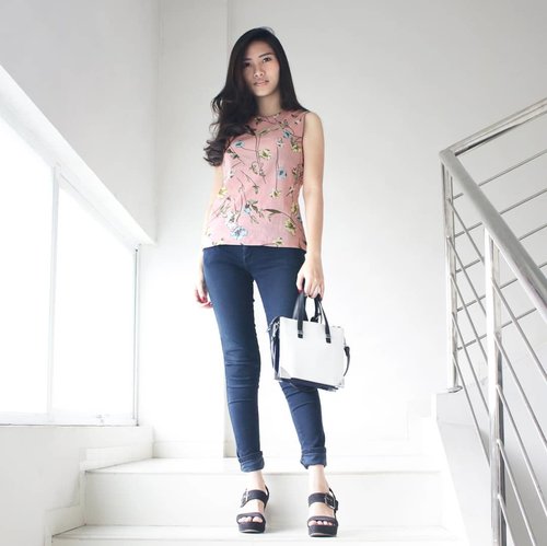 I love how this Dusty Pink Rei Top can be combined with anything and still looks simple and chic. Thankyou @nisumi ! 💕 #kersootd #ZALORAStyleEdit
#clozetteid #ootd #fashion #style