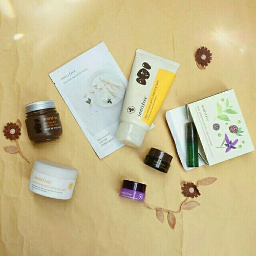 Happy 1st Anniversary to @innisfreeindonesia ! By the way, i have been using Innisfree products long before it was officially here. And these products in this pic are my holy grail. 💫 #kersreview .
🌸 Mini Review 🌸

1. Jeju Volcanic Clay Mask
My favorite as ever! Nominated as one of the best clay mask by @femaledailynetwork . Salah satu claymask yang teksturnya lembut terus leaves our face brightened. Selain ituu masker ini juga bisa bring out komedo jadi gampang dibersihin, most likely hilang. ☀ 
2. My Real Squeeze Mask 
Basically i love all the variants of these maskkk. Masknya ga gampang robek dan ga terlalu sticky but  watery enough. Hasilnya buat muka kita yang lelah jadi lebih sehat dan lembab. Wanginya overall enak semua and not too harsh. 🌻

3. Jeju Volcanic Pore Cleansing Foam
Lebih mencerahkan dan nutup pores walaupun perlahan. I use this alternately dengan facial foam yang biasa karena ini ada scrubnya. Wanginya flowery SO GEWD. Buat muka ga terlalu keset but more to dry. 🌺 
4. Whitening Pore Sleeping Pack 
Wanginyaa jeruk banget. I personally love that 😂 HAHA. Sudah habis satu and absolutely will continue for more. For my combination skin this one ga bikin jadi oily pagi-paginya but still moist. 
5. Best Collection Kit for New Member
Orchid Enriched Cream, Jeju Volcanic Clay Mask & Green Tea seed serum 🌿 
Semuanya favorit kebetulan baru cobain serum and creamnya. Wanginya super enak  and suitable for my combination skin. Moisturizing, ga oily. Jadi buat yang kulitnya dry or combination ini cocok bangett. But i dont really recommend buat kalian yang kulitnya too oily hehe Hope it helps! 🙆 #idskincarecommunity #skincareroutine #skincare #bestskincare