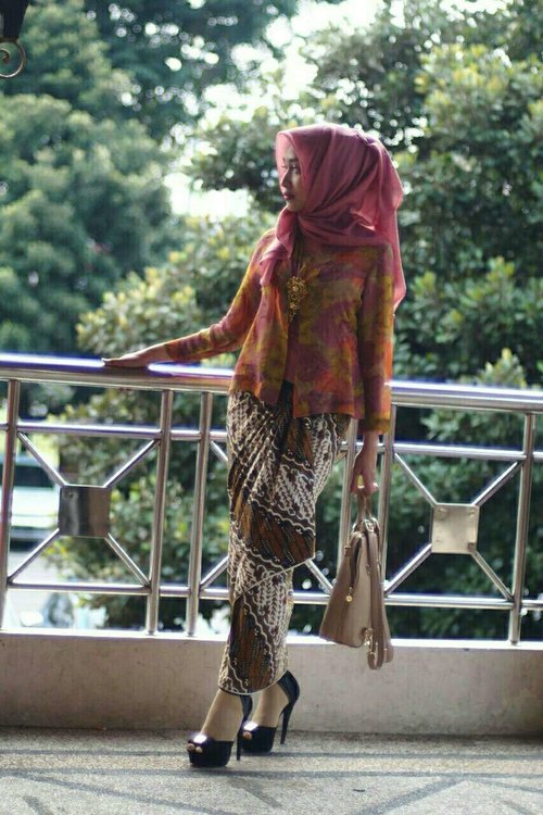 As a javanese moslema of course I want to wear my traditional outfit without breaking my religion norms. Have you wore kebaya kutu baru like this? ps: This is not skirt but an original kain batik which I wrapped around with a little twist on the front and secured with what so called as 'stagen'