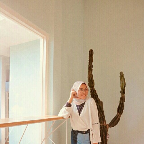hello!! it's my first post.
i'm using printed square hijab, and i'm wearing stripe turtle neck with white kimono outer. 