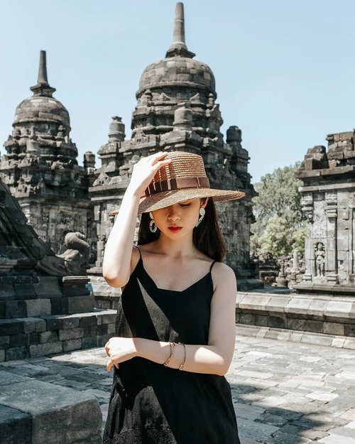 Tau ga seh kalian, kalau umur Candi Sewu ini lebih tua dibandingan Candi Prambanan and Candi Borobudur? 
Sebenernya banyak banget objek wisata di Indonesia lhoo.. and tentunya bisa jadi spot photo yang bagus 😀😀 Pengen liburan lagi 😭😭😭😭 please ajak aku liburan lagi please.

#ootd #outfitoftheday #instastyle #stylefashiondaily #fashionaddict #bloggerstyle #lookbookindo #ootdindo #ootdmagazine #styleblogger #fashionpost #styleinspiration #dailystyle #clozetteid #SweetEscapeYogyakarta
#셀스타그램 #팔로우 #오오티디 #패션 #데일리 #일상 #데일리 #whatiwore #ootdmagazine #exploretocreate
#ShoxSquad