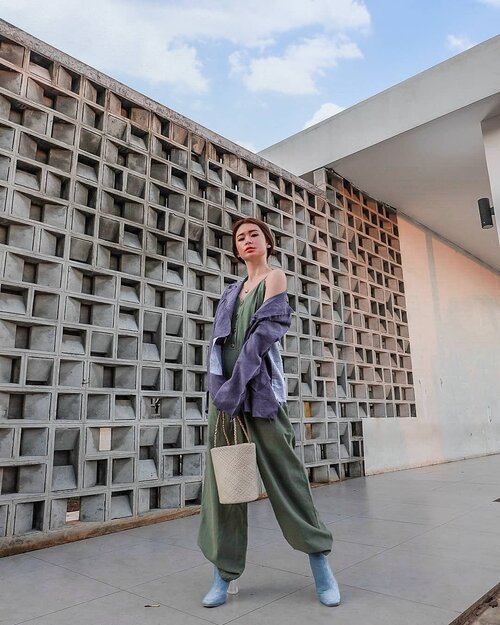 Every morning you have two choices. 
1. Sleep with your dreams
2. Wake up and chase them
Which one are you? 
Jeans outer @atsthelabel
Shoes @hm
Jumpsuit Y.A.S

Aku jadi inget, beberapa tahun yang lalu, aku adalah anak yang ga pedean dlm hal fashion
Aku ga tau how to dress, how to pose and don't know how to do ke instagram aku. Serius deh ini.. ada temen2 yang support and temen yang bilang aku aneh dan narsis.

I know pasti photo2 yang aku upload ga bagus. Karena aku juga ga tau bagusnya seperti apa. Namanya juga baru memulai, ibarat kata bayi mulai merangkak. 
But, karena aku ingin lebih baik setiap harinya, that's why aku selalu belajar mendengarkan, melihat and belajar pengetahuan baru. Yes, Wake Up and chase it.

So! Let's wake up

#ootd #ootdindo #instastyle #stylefashiondaily #fashionaddict #bloggerstyle #lookbookindo #ootdmagazine #styleblogger #fashionpost #styleinspiration #clozetteid