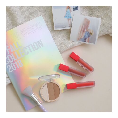 Hello RED LIPSTICK Lover! 
Come come
Kalian mesti baca setitik review dari aku tentang lipstick ini. 
Namanya : Air Fit Velvet Tint from @blackrouge_kr 
Di @charis_celeb aku, ini dah local shipping lho jadi ongkirnya hanya Rp 21.000 aja note : sesuai tempat tinggal ya.. Vivid Coloring
Lebih ringan 
Tahan lama
.
.
Orang2 Korea yang demen Lipstick merah suka banget ama warna and teksturenya. Sebenernya bukan cuma dari teksturnya si lipstick ini sendiri tapi kuncinya ada apa si Tip atau applicatornya. 
Btw, kamu bisa pake lipstick ini dengan cara ombre atau full lips. Nahh kamu yang mana? 
#charisceleb #hicharis #getthelook #clozetteid #beauty #makeup #koreanmakeup