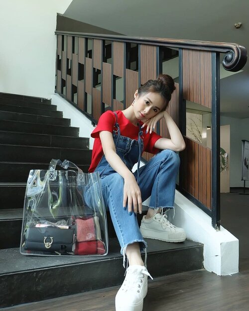 Happy holiday...

Ternyata dari jaman dulu, @lintardokings udah berkontribusi atas photo2 aku. Senangnya we have you andi...

Our Fido Dido

Jeans by Twiin @styletheoryid 
Transparant bag @pomelofashion 
#clozetteid #ootdstyle #ootdindonesia #styletheoryid