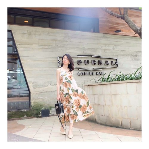 Happy Sunday 😀😀
Okay... calm down.. yes my dress is so beautiful 
You can find this at @lourences 😘😘😘 #flowerdress #dress #ootd #ootdindo #lookbook #lookbookindo #style #clozetteid 
#셀스타그램 #팔로우 #오오티디 #패션 #데일리 #일상 #데일리 #whatiwore #tampilcantik #ootdmagazine #exploretocreate