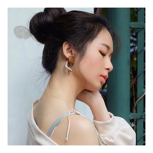 Aku emank hobby banget koleksi earrings luchu.. And ini salah satunya... aku kmrn nemu ini di @wearring.id 
#earrings .
.
.
.
#ootd #instastyle #fashion #stylefashiondaily #bloggerstyle #koreanlook #asiangirls #lookbook #lookbookindo #ootdindo #styleblogger #styleinspiration #dailystyle #tampilcantik #flowerdress #dress #clozetteid 
#셀스타그램 #팔로우 #오오티디 #패션 #데일리 #일상 #데일리 #whatiwore #ootdmagazine #exploretocreate