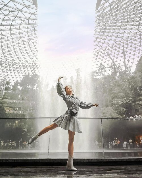 Behind me is...
The tallest indoor waterfall, JEWEL

Pretty 
Cold
Elegant

Edited by @erick.tan and me
Captured by the one and only @vicisienna 
#ootd #ootdindo #outfitoftheday #instastyle #stylefashiondaily #fashionaddict #bloggerstyle #lookbook #lookbookindo #ootdmagazine #styleblogger #fashionpost #styleinspiration #dailystyle #clozetteid #ShoxSquad #outfitsociety #vsco 
#셀스타그램 #팔로우 #오오티디 #패션 #데일리 #일상 #fashiongram #fashionvibes #jewel