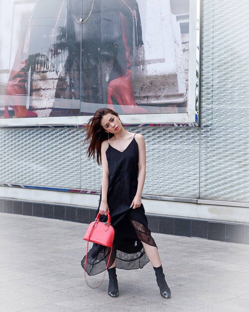 #latepost
Attended @jfwofficial last 2 weeks
#ootd #ootdindo

Black dress @somethingborrowed_official @zaloraid 
Black boots @berrybenka 
Red bag @louisvuitton .
.
#ootd #ootdindo #outfitoftheday #instastyle #stylefashiondaily #fashionaddict #bloggerstyle #lookbook #lookbookindo #ootdmagazine #styleblogger #fashionpost #styleinspiration #dailystyle #clozetteid #ShoxSquad #outfitsociety #vsco 
#셀스타그램 #팔로우 #오오티디 #패션 #데일리 #일상 #fashiongram #fashionvibes