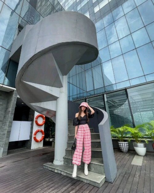 Hello you, yes you... 
Yang pake celana merah

Trousers @byeol.thebrand 
Sabrina top @bershka @mapfashion 
Boots @zaloraid 

#zalora #zaloraid #zaloragetthelook #stylefashion #styleinspiration #fashionstyle #fashionblogger #clozetteid