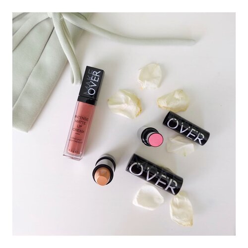 GIVEAWAY ALERT!! I will give you 2 lipsticks (but i have tried before just for to make a review to you) from those 3 lipsticks, IF YOU :
1. Follow me @silvia.muryadi 
2. Check my instagram story untuk lihat warna and juga check review aku tentang lipstick ini. 
3. Tulis nama, umur, kamu mau lipstick yang mana dan kenapa kamu mau yang itu
4. Mention 5 temen kamu yang tertarik juga dengan hal beauty (bukan teman yang ga jelas, i will check this one by one lho) 
5. Periode ditutup tanggal 11 okt jam 18.00 sooo make sure kamu ikutan sekarang karena cuma 2 hari aja
Note : biaya delivery ditanggung oleh pemenang yaaa... .
.
This is my new lipsticks from @makeoverid .
.
I choose to pick :
Intense Matte Lip Cream - Long Last Lightweight - 004
Ultra Hi-Matte Lipstick - 901 King of Pink
Creamy Lust Lipstick - 11 - Innudecent
.
.
Want to see the color and check my review? Please check my instastory and choose your GIFT
.
#beautyblog #beautygram #beautylover #beautyjungkie #beautyaddict
#indobeautygram #beauty #beautybloggerid #stylekoreanglobal
#tipscantik #indobeautyvlogger #makeupindo #clozetteambasador #clozetteid #starclozetter #beautynesiamember #indobeautygram #lykeambassador #bloggermafia #glitzmediaco #makeover #giveawayjkt