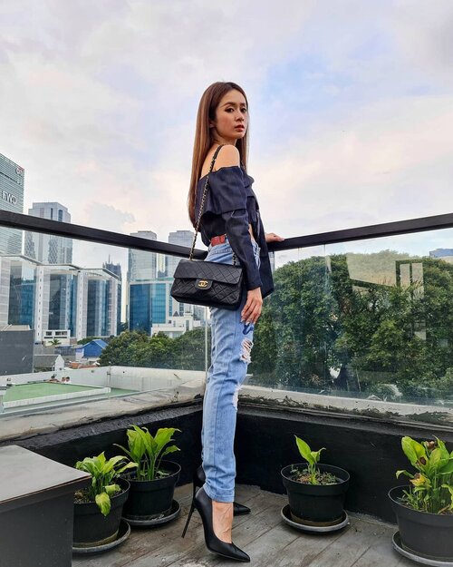 Morning....
Hoooo hari ini..
NGAMBANG!!

Top by LOVO c @michimomo 
Jeans @stradivarius 
Shoes @stevemadden_id 

📍 @odinjkt 

#stylefashion #styleinspiration #ootdstyle #ootdindokece #clozetteid #fashionstyle