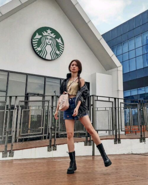 Sesekali #kpopinpublic yang serius didepan @starbucksindonesia yg HITS di Gading Serpong ya..

Yes.. ini memang salah satu Starbucks yg sangat instagramable banget... putih, clean and dengan kaca besar.. 

Btw apa yang kalian suka di video ini?
1. Crop top from @callie.cotton 
2. Jeans jacket from @amroriginal.id 
3. Jeans pants from @pomelofashion x Haribo #pomeloxharibo 
4. Bag @adidasindonesia 
5. Black boots @bershka @mapfashion 

#stylefashion #styleinspiration #kpop #sunmi #sunmitail #starbucksindonesia #fashionstyle #fashionblogger #ootdstyle #ootdindokece #ootdindonesia #clozetteid