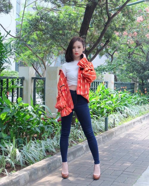 Who’s love this Gayantri Ruffle Top #mentari18 #surya? 
When Tradional meets Fashion.. This orange color is sooooo @ikat_ind by @didietmaulana .
.
How to find it? Don’t worry you can buy it on @jdid 
Go to @ikat_ind and click the link on their bio. Happy shopping😊☺️😊
.
.
#ootd #ootdindo #clozetteid #charisceleb #ikatindonesia #beautybysilviamuryadi 
Thank you my buddy at office @arzanda for the ootd photo 😜
