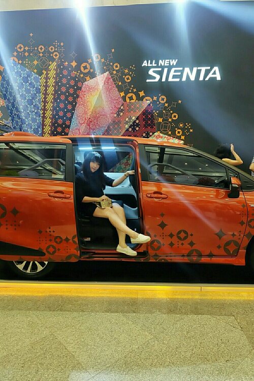 So have fun tonight @indonesiafashionweekofficial  with @toyotaid 
All new Sienta orange its my fav. 
Toyota Sienta menawarkan fungsi Power Sliding Door (PSD) yang terdapat pada kedua sisi pintu tengah. Penumpang bisa mengoperasikan fungsi buka tutup pintu mobil cukup dgn menyentuh gagang pintu bagian luar (smart entry system) / dengan menggunakan sebuah tombol yang terdapat di bagian dalam trim maupun dashboard mobil Sienta.
Canggihnya lagi fitur pintu geser ini jg dibekali sensor pengaman yg akan mendeteksi bila ada obyek yg menghalangi ketika pintu sedang bergerak menutup, fitur yg disebut anti jam ini secara otomatis akan menghentikan pintu sehingga mencegah potensi terjepit, selain itu selama proses buka tutup tersebut akan terdengar bunyi alarm yang menjadi signal  agar penumpang mengetahui bahwa pintu sedang di tutup. #clozetteid