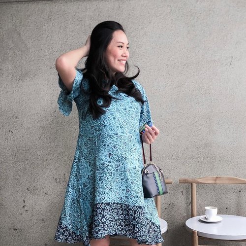 When I had this dress made, I had no idea it’d fit better worn pregnant than not... and thank God I got pregnant not long after that 🤣 I don’t look #36weekspregnant in this, do I?

#batikdress #iwearbatik #wearitloveit #clozetteid #ootd #lookbooklookbook