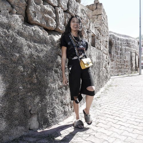 Braving the #Kapadokya heat in all black. The pants are one of the few DIYs I have attempted and did not fail so miserably hahaha.

#wheninturkey #cappadocia #igtravel #travelgram #clozetteid #ootd #lookbook #lookbookindonesia #igstyle