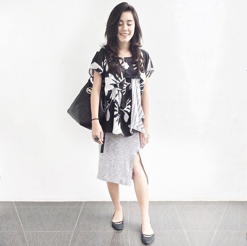 Once I was 7 years old, my mama told me "Go straight home from school or some bad people will kidnap you." 😅 
#monochrome #workwear #basa #whatiwear #clozetteid #ootd