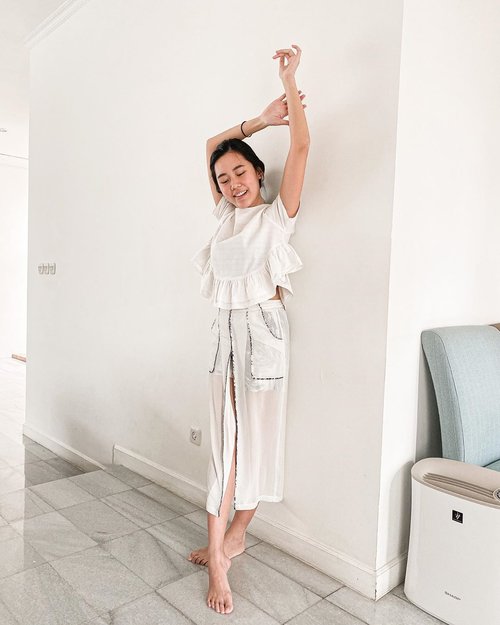 Swipe to see the BEHIND THE SCENES reality of taking an #ootd pic at home where a little rascal lives! 
#mamadaily #clozetteid #momootd #quarantinebutfashion #allwhiteoutfit