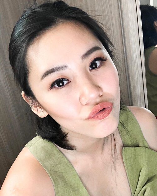 Why the duck face? Karena dari sekian banyak jepret, this one shows my lashes most accurately 😄 Aku tuh jarang banget pakai bulu mata palsu, orangnya males dandan. Dandan buat aku adalah yang penting gak pucat hahaha.

Nah kemarin aku dikirimin 4 varian premium eyelashes dari @clozetteid dan @blinkcharm dan aku approve semua! Aku anti bulu mata palsu yang gak natural dan menor. Yang dikirimin ke aku ini semuanya aku merasa cocok. Ada yang bisa dipakai sehari-hari, ada yang lebih untuk party look. Swipe untuk lihat satu per satu ya.

Aku tulis lagi di sini ya detailnya, please save 🙏🏻 namanya adalah:
1. Natural Flair #5 - ini agak panjang dan messy look gitu. Flirty and fun, I love it.
2. Sweet Classic #5 - ini lebih tipis, cocok buat sehari-hari aja. Kemarin aku weekend santai pakai ini bagus.
3. Sensual Curls #7 - ini agak lebih tebal, tapi masih oke. Kalau yang sehari-harinya lebih dandan dari aku kayaknya cocokan yang ini. Kalau buat aku ini udah level niat dandan kayak mau date night sama suami hahaha.
4. Sexy volume #3 - ini paling tebel, tapi gak terlalu panjang, jadi gak lebay badai gitu. Bagus buat ke acara yang lebih formal ya.

Sebenernya ini bisa juga kita kreasi tumpuk-tumpuk sendiri. Nanti pas ada acara aku mau coba-coba tumpuk, aku share ya kapan-kapan.

#clozetteid #beauty #motd #clozetteidreview #blinkcharm #blinkcharmxclozetteidreview #wearconfidence #premiumeyelashes