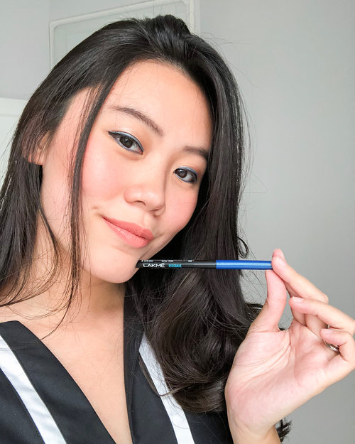 You might have seen my recent Instagram story asking if anyone has ever tried this Lakme Eyeconic pencil. Last weekend I gave it a try and loved it! It is very easy to apply and lasted the whole day I was out. It didn’t smudge, which is always a plus point. The vibrant blue color is perfect for a summer look too! Better invest in one soon, ladies. @lakmemakeup 
#summerbrightvibes #lakme9to5 #stylingtrendsetters #instantglam #motd #clozetteid #lakme #beautyreview #indonesianblogger