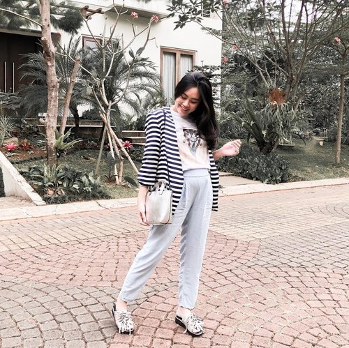 Back pain, restless legs, and placenta brain. Welcome to the third trimester! #thestruggleisreal #thirdtrimester #28weekspregnant #stylediary #clozetteid #ootd #ootdindonesia #lookbookindonesia #bumpstyle