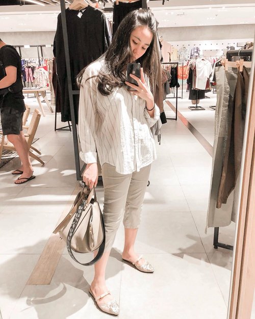 OOTD sejuta mamah-mamah. Loose shirt + neutral color cropped pants + carry everything bag + slip-ons + black hair tie as wrist accessories. #youknowyoureamomwhen 
#mirrorselfie #mamadaily #clozetteid #ootdideas #ootdmommy