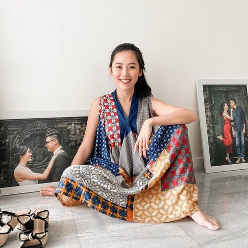 Wearing beautiful Batik dress @batikkammi - swipe to see details! Selamat Hari Raya Idul Adha bagi teman-teman yang merayakan yaa.

Btw mau sharing sedikit.

Kemarin aku ikut webinar tentang peran layanan daycare terhadap perempuan bekerja.

Ternyata populasi di Indonesia itu sekitar 50% nya adalah perempuan, namun hanya 61% dari mereka yang masih bekerja setelah menikah atau punya anak. Penyebabnya kebanyakan adalah 1) stigma bahwa istri lah yang harus mengurus rumah dan menjaga anak atau orangtua dan 2) stigma bahwa mempekerjakan perempuan itu lebih "costly" dibanding laki-laki. Fakta bagi banyak perempuan di Indonesia adalah: selain ada pressure dari keluarga untuk istri tidak bekerja, ternyata juga ada kesulitan tambahan bagi istri/ibu yang mau kembali bekerja setelah beberapa lama break untuk lahiran. 

Andaikan perempuan tetap dapat bekerja setelah menikah dan punya anak (bukan bicara soal mau atau tidak ya, melainkan soal dapat atau tidak), bayangkan betapa besar potensi tambahan sumber daya manusia untuk mendukung perekonomian Indonesia!

Sungguh inspiratif banget. Jadi membuat aku berpikir hal-hal apa yang bisa aku lakukan untuk berpartisipasi dalam perwujudan visi itu.

#womensupportingwomen #perempuanindonesiahebat #clozetteid #ootd #ootdbatik #ootdindonesia #batikindonesia #batikfriday