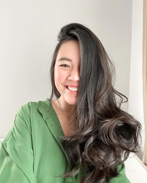 That girl with the big hair. Sebenernya udah gerah pengen potong rambut tapi sayang juga. Kita lihat ya bertahan berapa lama lagi kekriboan ini.

Tadi pagi dapet lebih banyak waktu untuk dandan. Et voila penampakan hari ini lebih niat dikit pake eyeshadow sama powder blush hahahaha.

Eyeshadow: @lakmemakeup eyeshadow crayon "Bronze"
Eyeliner: @maccosmeticsid liquid eyeliner "Point Black"
Brows: @bobbibrownid Perfectly Defined "Espresso"
Blush: @pac_mt 
Lips: @arra_beauty "Maya"

#clozetteid #beauty #motd