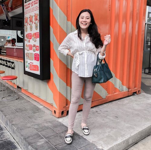 Status all day: I feel full but I still wanna eat something *insert all food emojis* | wearing super comfy maternity leggings from @coccolo.id 🧡 I got them in two colors, but they have 9 choices you can choose from. 
#clozetteid #ootd #25weekspregnant #momlifeawards #bloggerindonesia #indonesianblogger #preggerslife #bumil #maternityleggings #ootdindonesia #lookbook #lookbookindonesia