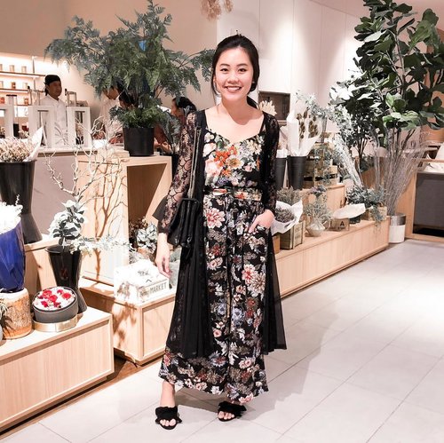 One of my favorite styling is mixing florals with florals 🖤 
#clozetteid #ootd #ootn #satnite #thehappynow #stylestalker #stylingideas #florals #lookbookindo #pursuehappy